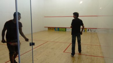 Turnaj dvojic ve squashi byla pěkná makačka, ač se to na první pohled vůbec nezdálo, potrénovali jsme svoji fyzičku...............